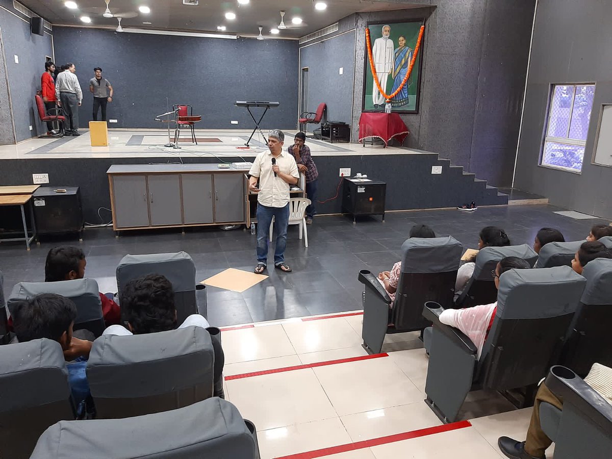 S_I_F_M's tweet photo. Another lovely interaction with students of Vishnu Institute of Technology, Bhimavaram #musiceducation #popularmusic #sifm https://t.co/WjTLHRDohV