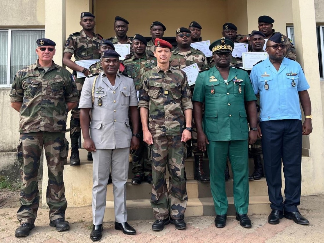 DLIAG_Officiel's tweet photo. 1⃣8⃣ au 2⃣8⃣/0⃣7⃣ Stage Counter Improvised Explosive Device pour 1⃣4⃣ stagiaires de la Direction générale du génie militaire 🇬🇦 avec les spécialistes du #6BIMa 🇫🇷
✅ reco site de pose
✅ sauvegarde
✅ récolte du rens
➡️cursus "génie" élaboré par #EMGFA & #EFG 🇫🇷🤝🇬🇦
@EtatMajorFR https://t.co/gy4hPCpkEF
