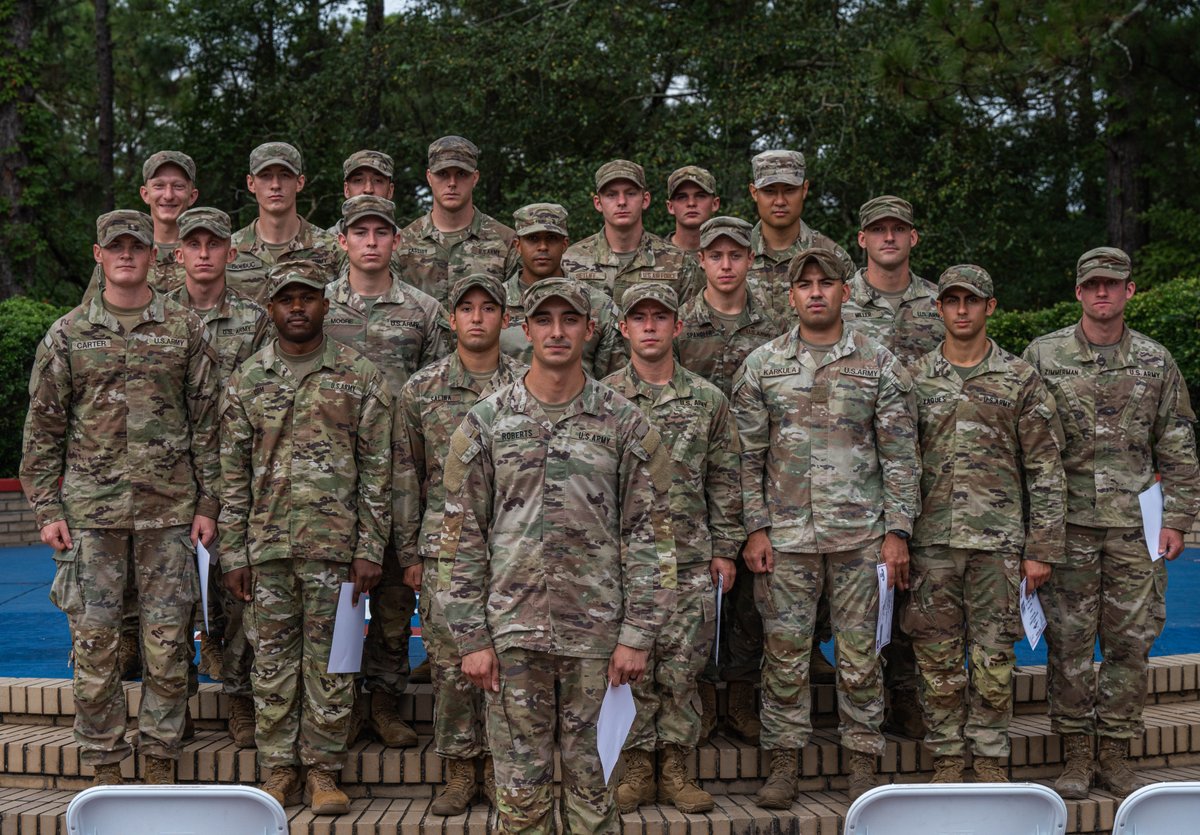 82ndABNDiv's tweet photo. Earlier this morning we welcome and congratulated our newest class of S.U.R.T graduates. If you are looking to attend the next iteration of class, check the link below for more information! 

https://t.co/vpYUvxPRSQ

#TransformTheDivision #AATW #RLTW #82ndSURT https://t.co/gzJl5XYPPv