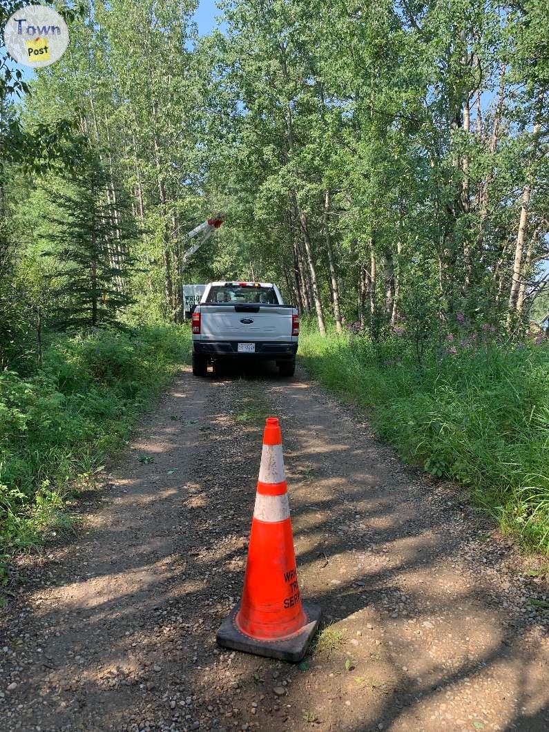 townpost's tweet image. Tree Trim/Removal Crew Member: As a Grounds Person / Laborer you will be working to support the operations above; you will play an important part in both site set up and assistance to both climbers and trimmers. You will play a vital role in the safe… townpost.ca/marketplace/dr…