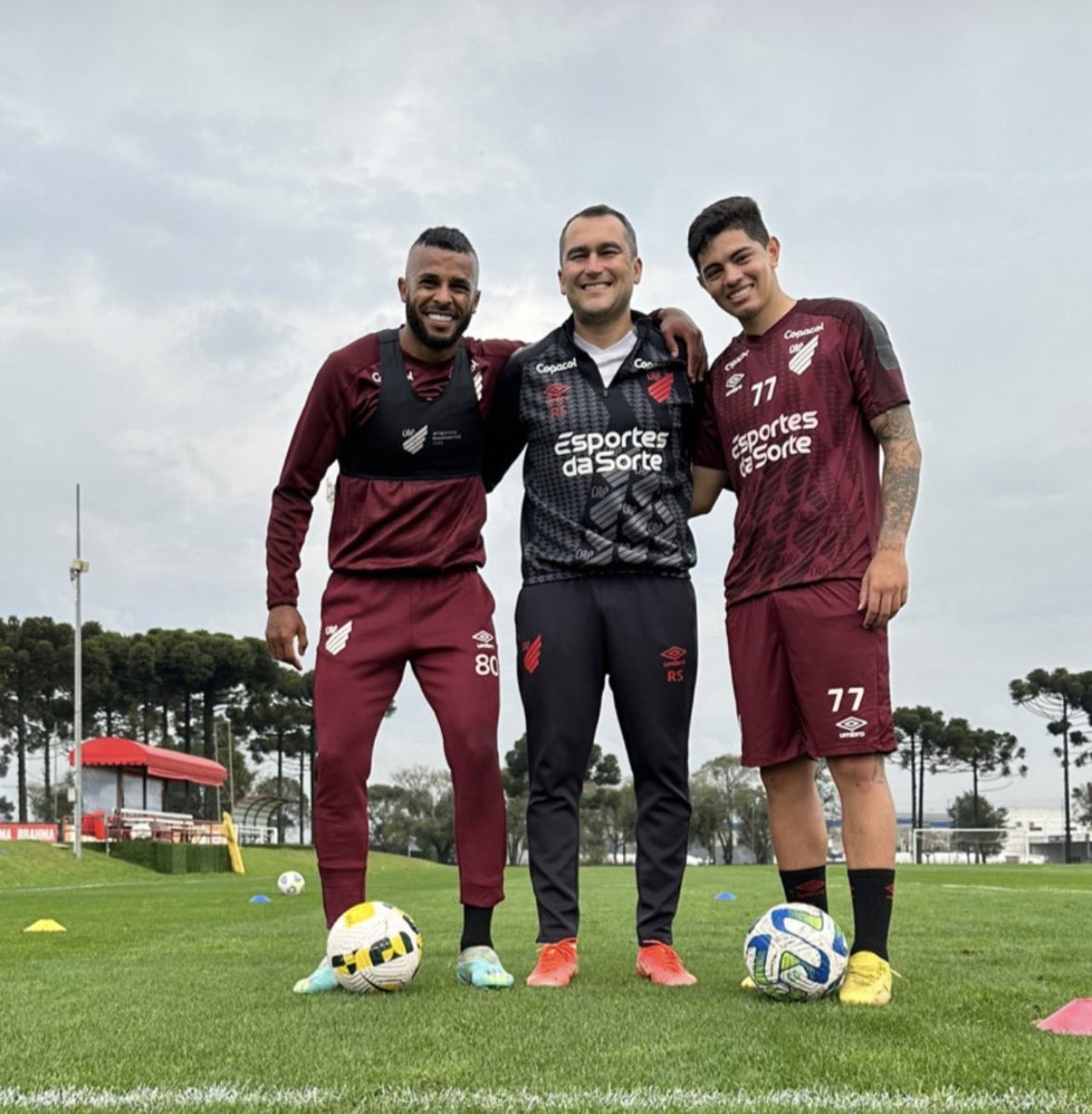 Monivilela's tweet photo. Volante Alex Santana segue a recuperação da lesão no pé. O jogador se machucou mês passado, no jogo contra o Fortaleza. https://t.co/YJBsfqzBpC