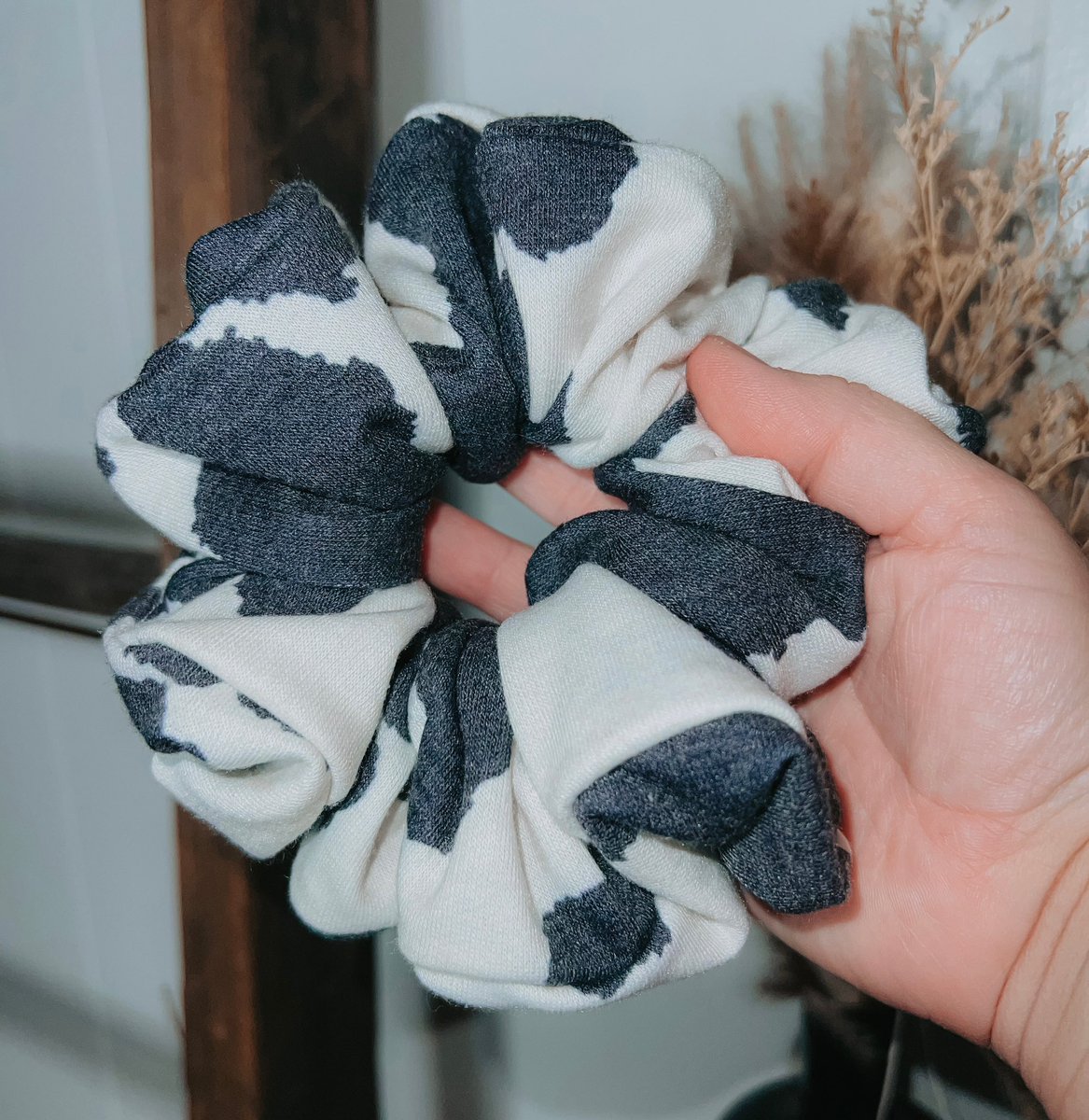 threadpositivty's tweet image. Been playing around with my scrunchie pattern I made today. I’ve been wanting to try making them more fluffy for awhile now. &amp;amp; I’m loving how these turned out!😍🐮
#handmadescrunchie #mamamade