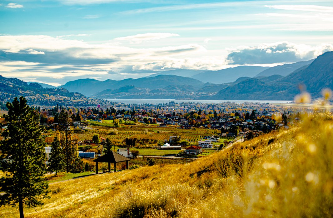 🏔️ Munson Mountain views
If you're in Penticton, you can't miss the iconic PENTICTON sign atop Munson Mountain! The 1 km round trip trail leads you to the summit with views of Penticton 🌅

📷  Travel Penticton/Nathan Penner

#ThompsonOkanagan #Penticton #SouthOkanagan
