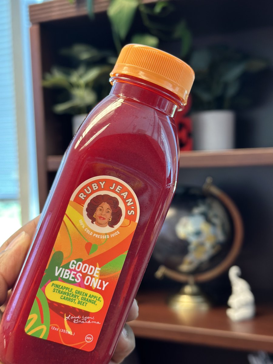 MargotSavoy's tweet image. We asked @aafp to support local small businesses &amp;amp; it brings me joy every time it just happens. This morning&apos;s all team meeting introduced me to @RubyJeansJuice. She set the tone for my whole day- Goode Vibes Only! #drinkincolor