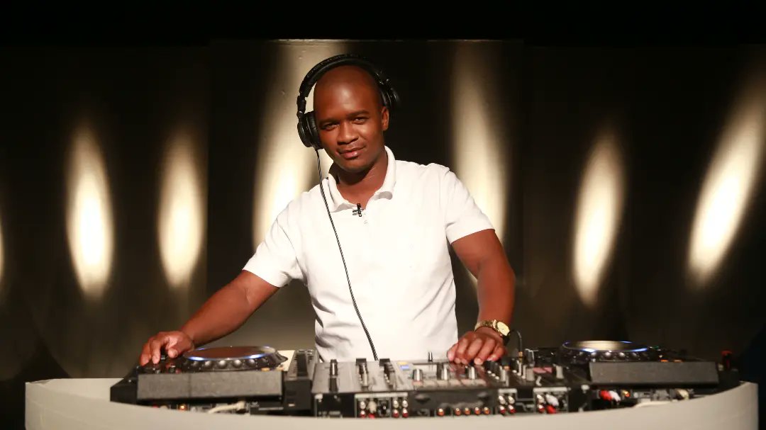 ONEGospel's tweet photo. Thank you so much for tuning into @mokjaysa #FreeMotion episode. β¨οΈ
If you missed it, you can catch the repeat on Friday at 2PM or alternatively on @DStv catch-up. β―οΈ
#OneGospel
#GospelMeetsHouseMusic
#FireSet
#Mokjay https://t.co/sNGH4cG2kD