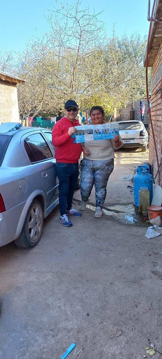 AdrianLaRioja's tweet photo. Bombazo Político:
#SentimientoFederal se puso la camiseta de @unionxlapatria
Militando casa por casa y entregando el voto de
@SergioMassa presidente
@Florelop senadora
@SergioGCasas diputado
@QuintelaRicardo conduce
@Fabidelafuente1 https://t.co/Pj533ZKFfp