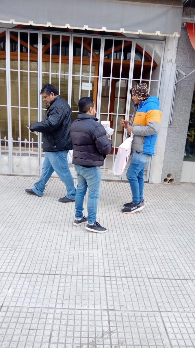 AdrianLaRioja's tweet photo. Bombazo Político:
#SentimientoFederal se puso la camiseta de @unionxlapatria
Militando casa por casa y entregando el voto de
@SergioMassa presidente
@Florelop senadora
@SergioGCasas diputado
@QuintelaRicardo conduce
@Fabidelafuente1 https://t.co/Pj533ZKFfp