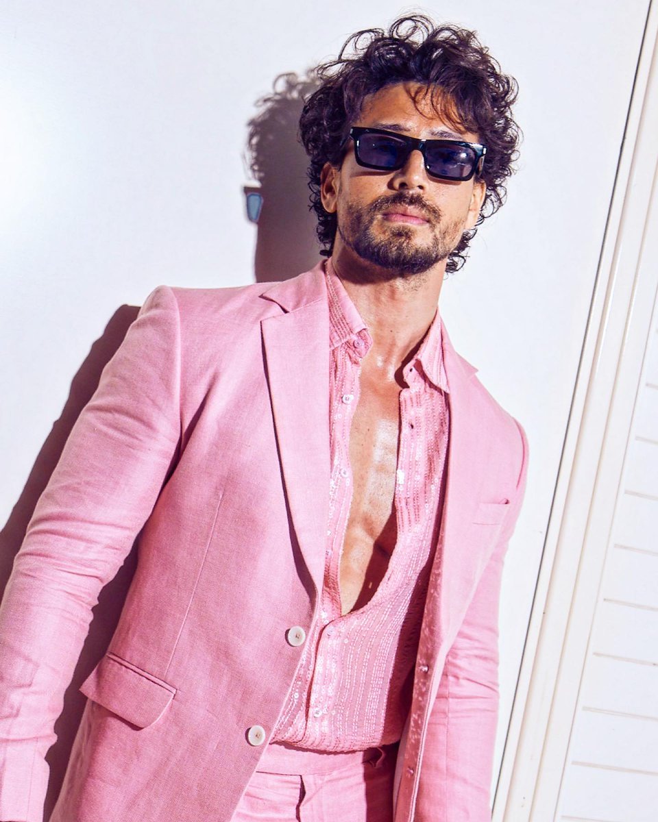 talkingbling's tweet photo. OMG!! We are totally ecstatic by these amazing snapshots of #TigerShroff which are all a head turner in it own way 🫣❤️
.
.
Ain't they? 
.
.
#TigerShroff #actor #actorfashion #newfashion #pinkboy #pinkattireboy #bollywoodlook #looklikeactor #actorclothes  #bollywood #TalkingBling https://t.co/qyWlwL78rJ