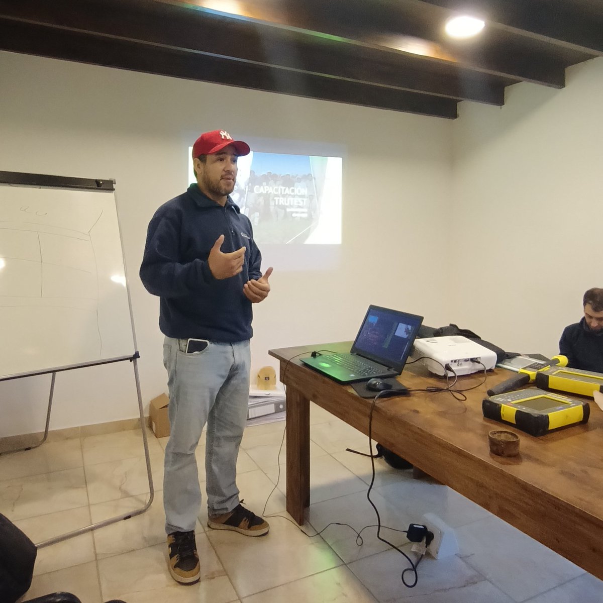 FaroVerde_Agro's tweet photo. La semana pasada tuvimos una nueva capacitación de equipos en nuestro módulo productivo de Ayacucho, La Providencia. 🐂🌽 El objetivo fue seguir aprendiendo sobre caravanas electrónicas, despejar dudas y conversar sobre su uso. https://t.co/e4aYKcziQl