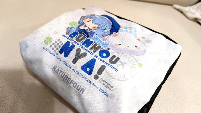 ちなみに、今回コミケも、特別な新作、ごちうさ軽いトラブルバッグだー!やっとコロナ禍が終息されました!!(祝え!!)ですから、今回は新しく軽量な旅行用バッグを準備しました!小さく収納できるので、すべてスーツケースに取り付けることができますよ!!#C102 #gochiusa 