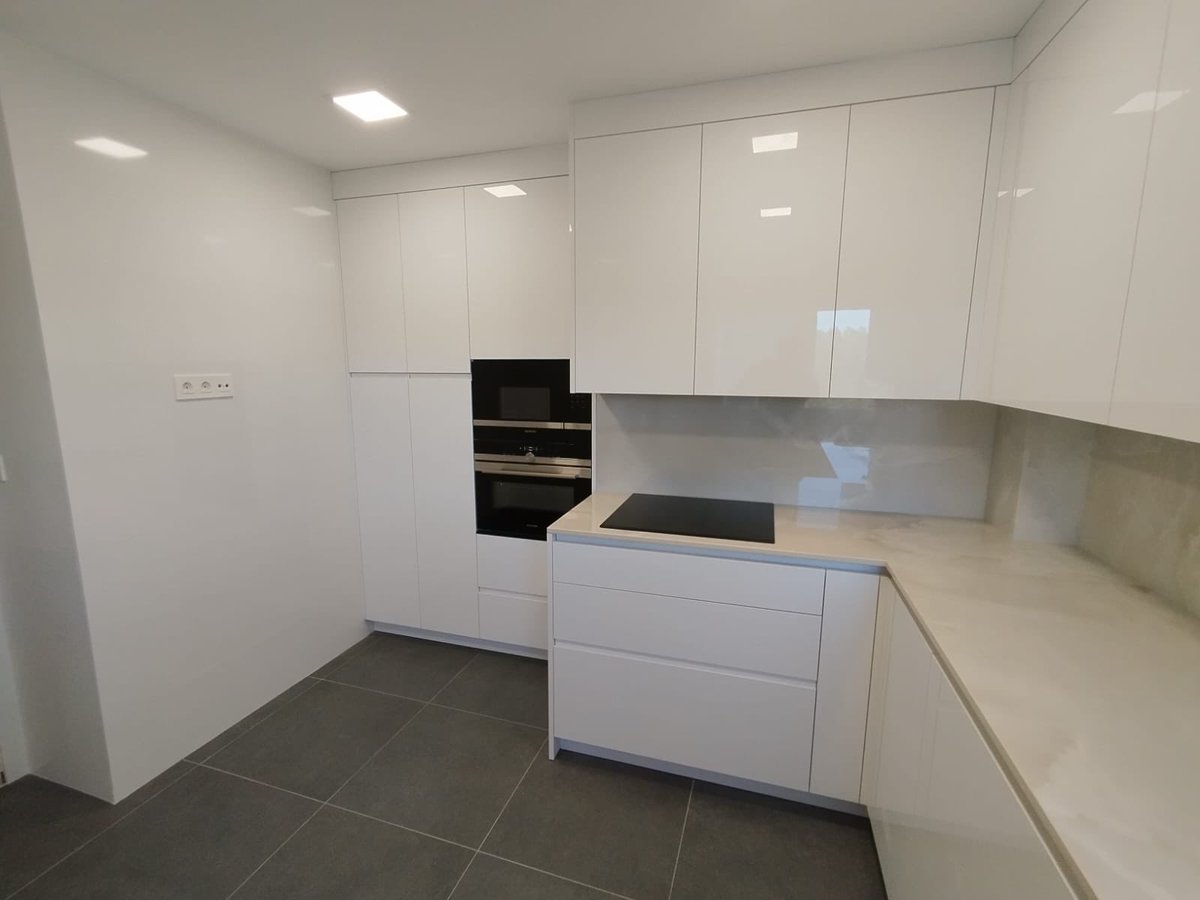 Hoy queremos compartir esta Cocina Blanca en “L” y en dos profundidades con encimera #DektonHelena, electrodomésticos #Siemens y aguas #Franke, deseamos que os guste. Dekton by Cosentino Siemens Home #CocinasBurgos #cocinasblancas #cocinasmodernas #ferroplas #cocinas