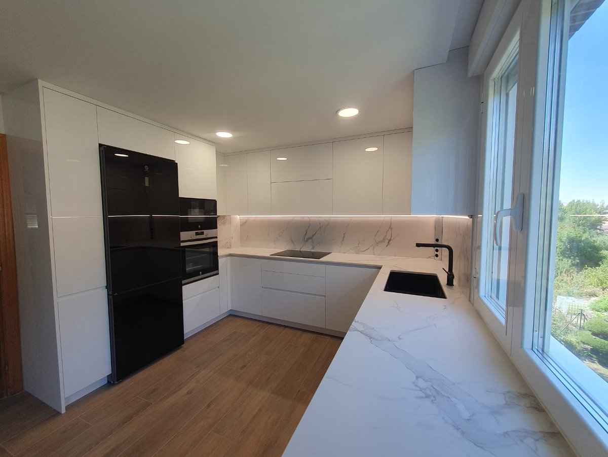 Y ya que estamos con acabados en blanco seguimos con esta cocina con encimera #dektonenzo, electrodomésticos #Balay y aguas #franke, deseamos que también os guste. Dekton by Cosentino Ferroplas #CocinasBurgos #cocinasblancas #cocinasmodernas #cocinas