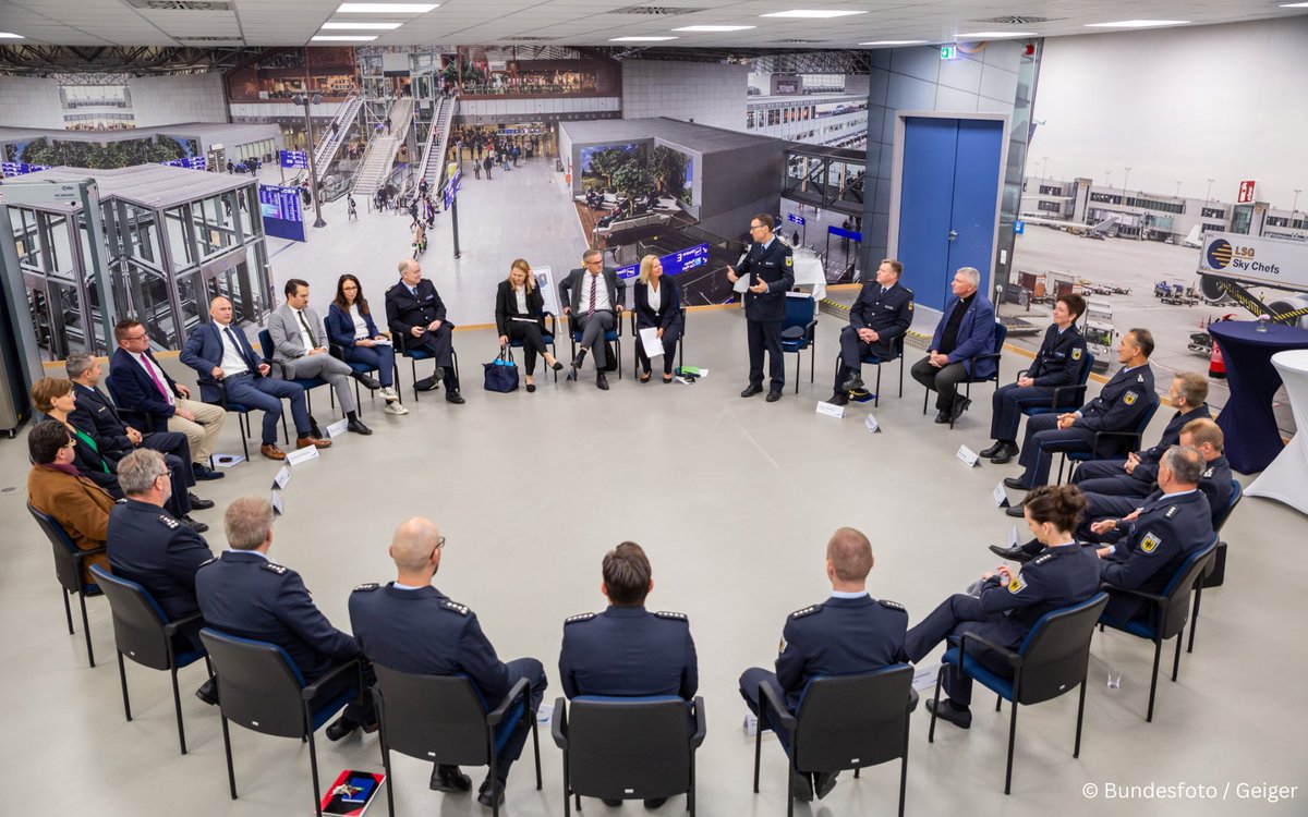 BMI_Bund's tweet photo. Besuch im größten Aus- und Fortbildungszentrum der #Bundespolizei.
In #Bamberg hat Innenministerin Nancy Faeser heute mit Ausbildern und Auszubildenden gesprochen und den Standort besichtigt. Begleitet wurde sie von Gewerkschaftsvertreterinnen und -vertretern.
#Sicherheitstour https://t.co/R8XRgF6rrP