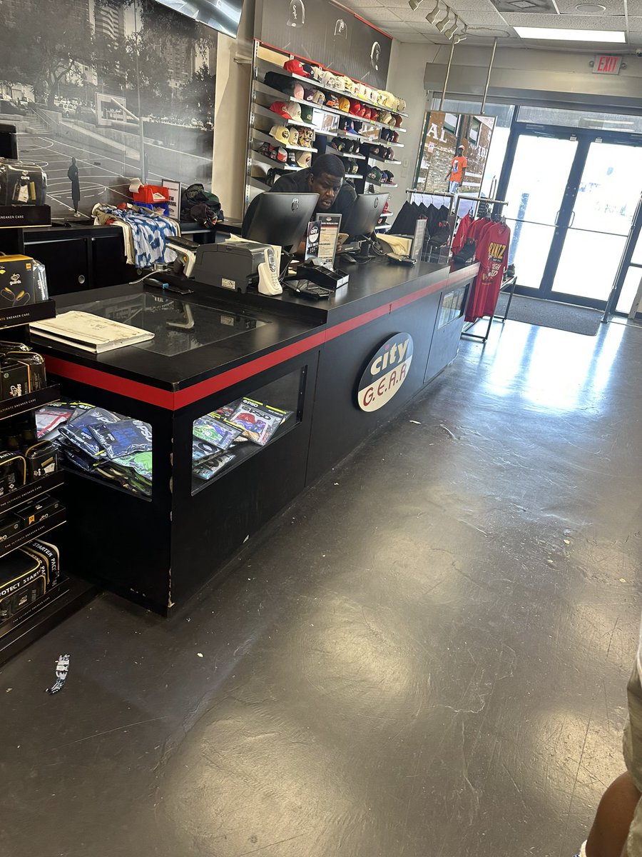 713Lean's tweet photo. @citygear this what y’all customer service look like 😭 guy just looked at us and went back to looking at his phone @snkr_twitr repost this excellent service https://t.co/I002SPRGkT