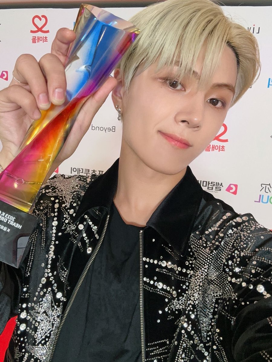 ENHYPEN_members's tweet image. 엔진~ 오늘 무대 봤나요?😁
한국 콘서트로 엔진분들 만난 지 벌써 2주나 됐네요
하트 드림 어워즈는 처음이었는데 오늘도 엔진 여러분 만날 수 있어 행복한 밤이었어요
여러분도 행복한 밤 되세요 🌙 ❤️

#ENHYPEN #JAY #K하트드림어워즈