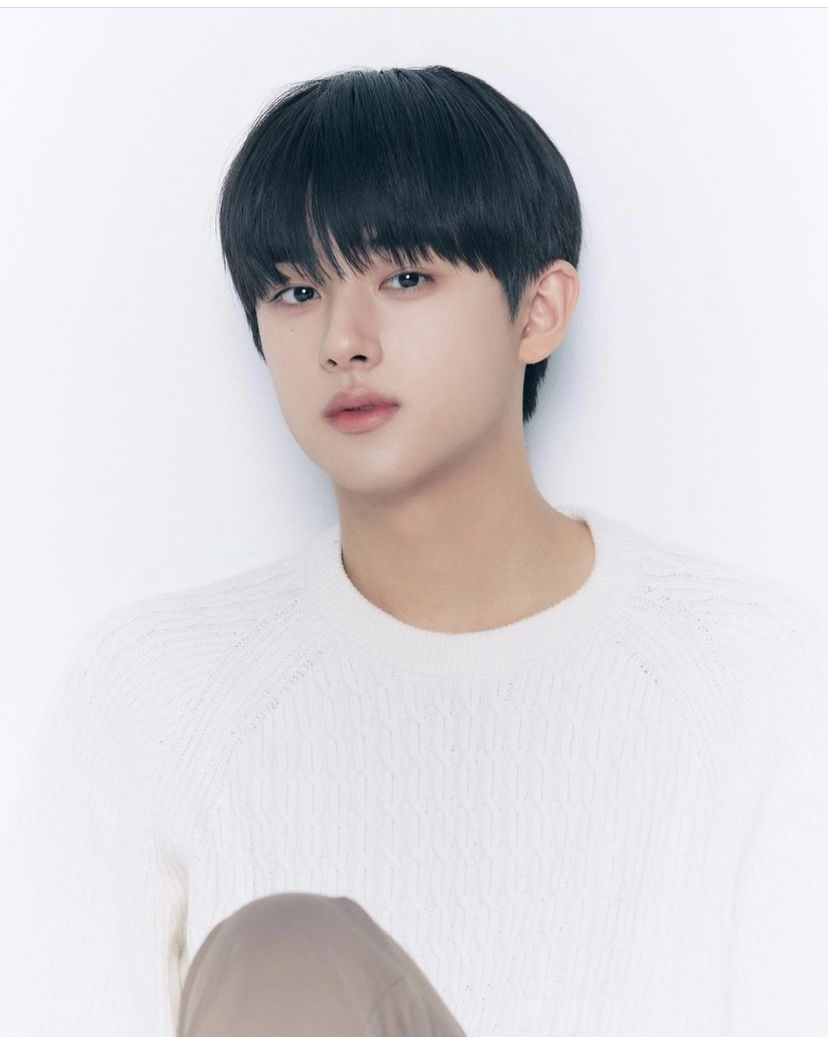 revistakoreain's tweet photo. Nesta quinta (10), a #JellyfishEnt. anunciou o fim do contrato exclusivo de #KimMinKyu com a agência.

A decisão pela não renovação ocorreu em acordo mútuo entre a empresa e o ator.

A agência agradeceu o ator e desejou amor e apoio nesta nova etapa.

©JellyFish via redes sociais https://t.co/ReRhqIat5W