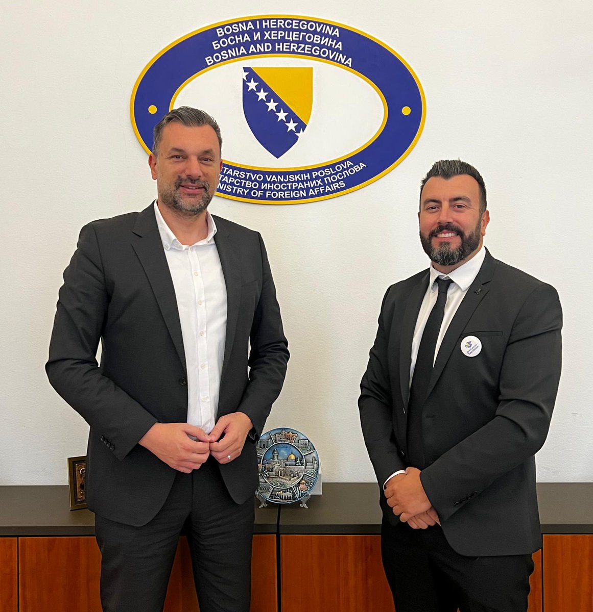 Sastanak sa <a href="/EddieCustovic/">Dr. Eddie Custovic</a>. Fondacija kojom rukovodi radi veliki posao. Pozitivne priče naših uspješnih ljudi koji žive širom svijeta postaju viralne. Dobar glas o poslu kojim se bavi i o našim ljudima daleko se čuje. 
Zajednički ćemo razvijati ovaj projekat. 🤝