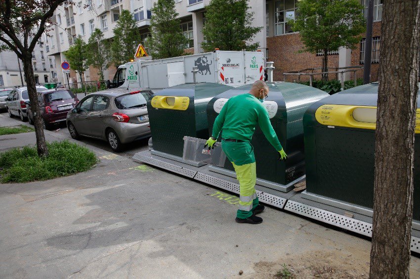 cbrossel's tweet image. Paris continue à renforcer le tri des déchets
👉 Poubelles jaunes collectées 3 fois/semaine au lieu de 2 depuis fin 2022
👉Près de 400 Trilib pour trier les emballages, le verre et en 2024 les déchets alimentaires
👉200 poubelles de tri dans les parcs, places, centres sportifs…
