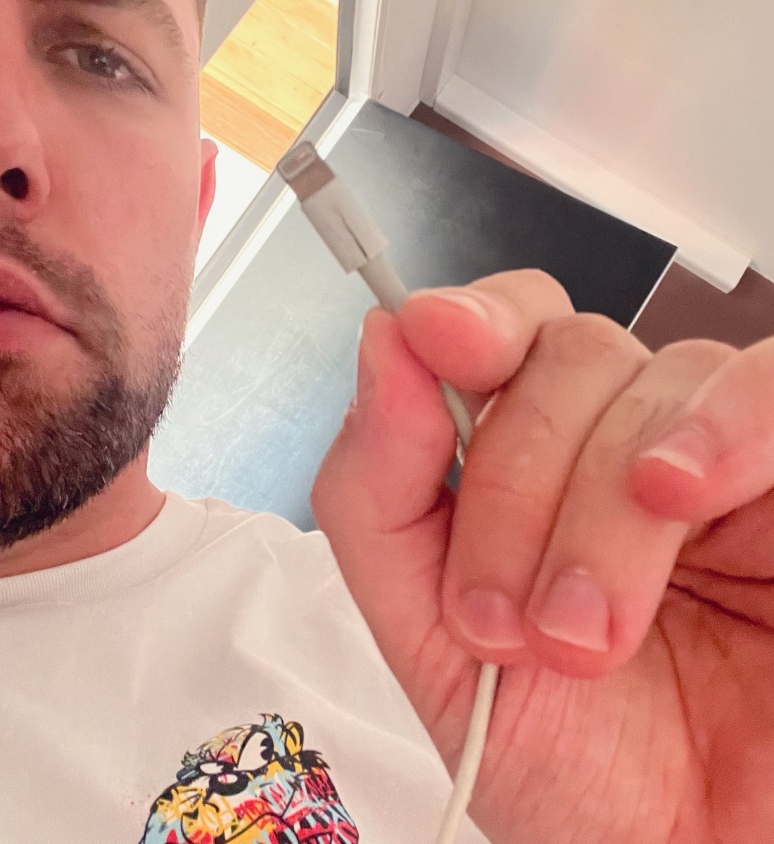 valouzz_'s tweet photo. Quelqu’un peut m’expliquer pourquoi tous mes chargeurs se fissurent à chaque fois ? 😂 https://t.co/vXYXRJl6ye