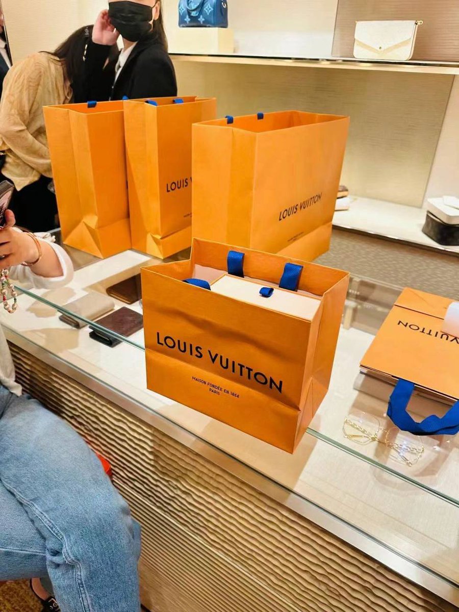 CCordia99's tweet photo. How can material pleasures not be spiritual pleasures 👜#shopping #LouisVuitton https://t.co/24pghORui4