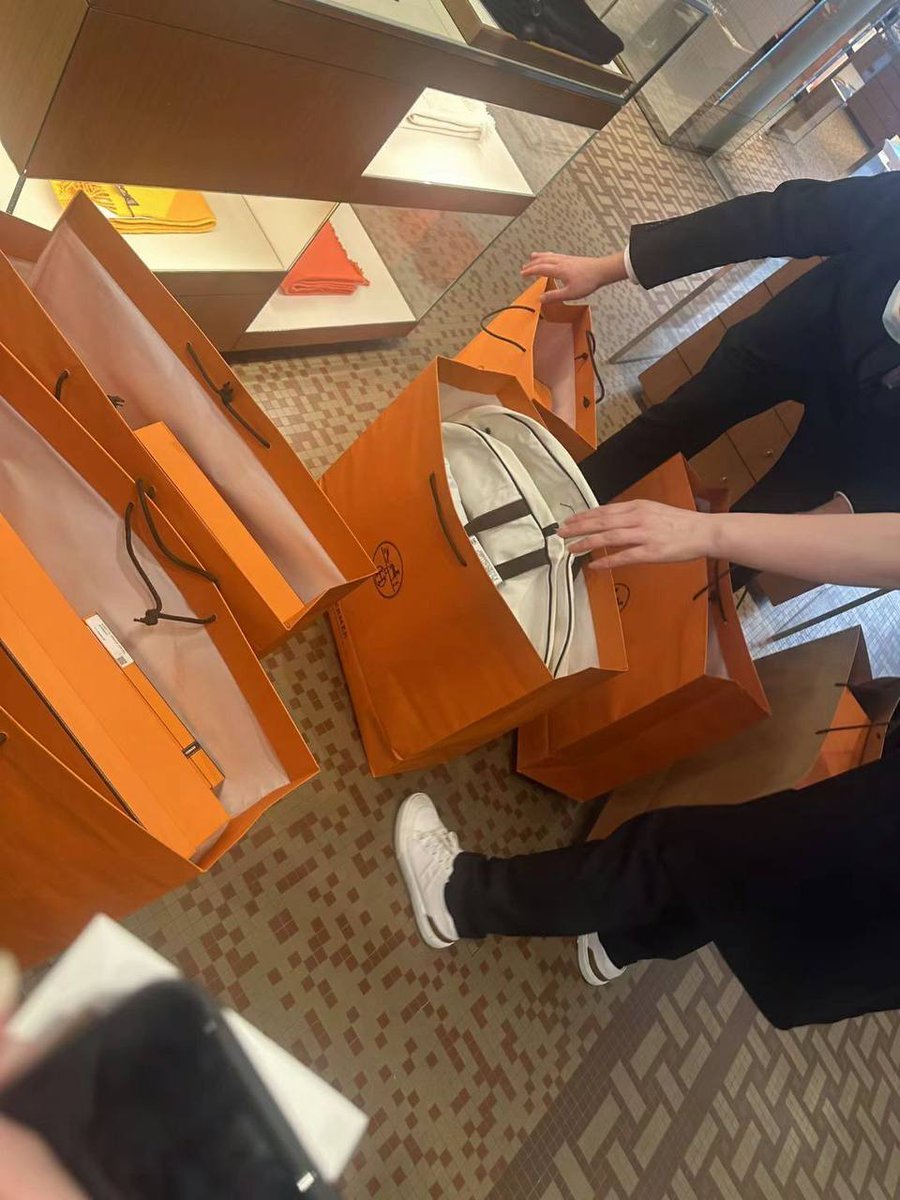 CCordia99's tweet photo. How can material pleasures not be spiritual pleasures 👜#shopping #LouisVuitton https://t.co/24pghORui4