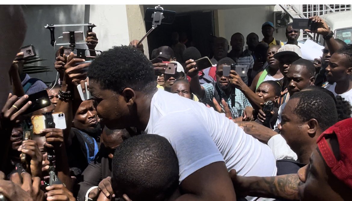 MÈSI laprès
MÈSI fanatik
MÈSI avoka yo
MÈSI ak tout atis yo(Izolan, Atròs)
MÈSI ak tout sila yo ki pat janm sispann mande LIBERASYON pou nou.😢💯👍🏾🐐 #BondyePifò 📝🎶#Deklarasyon Bourik the latalay