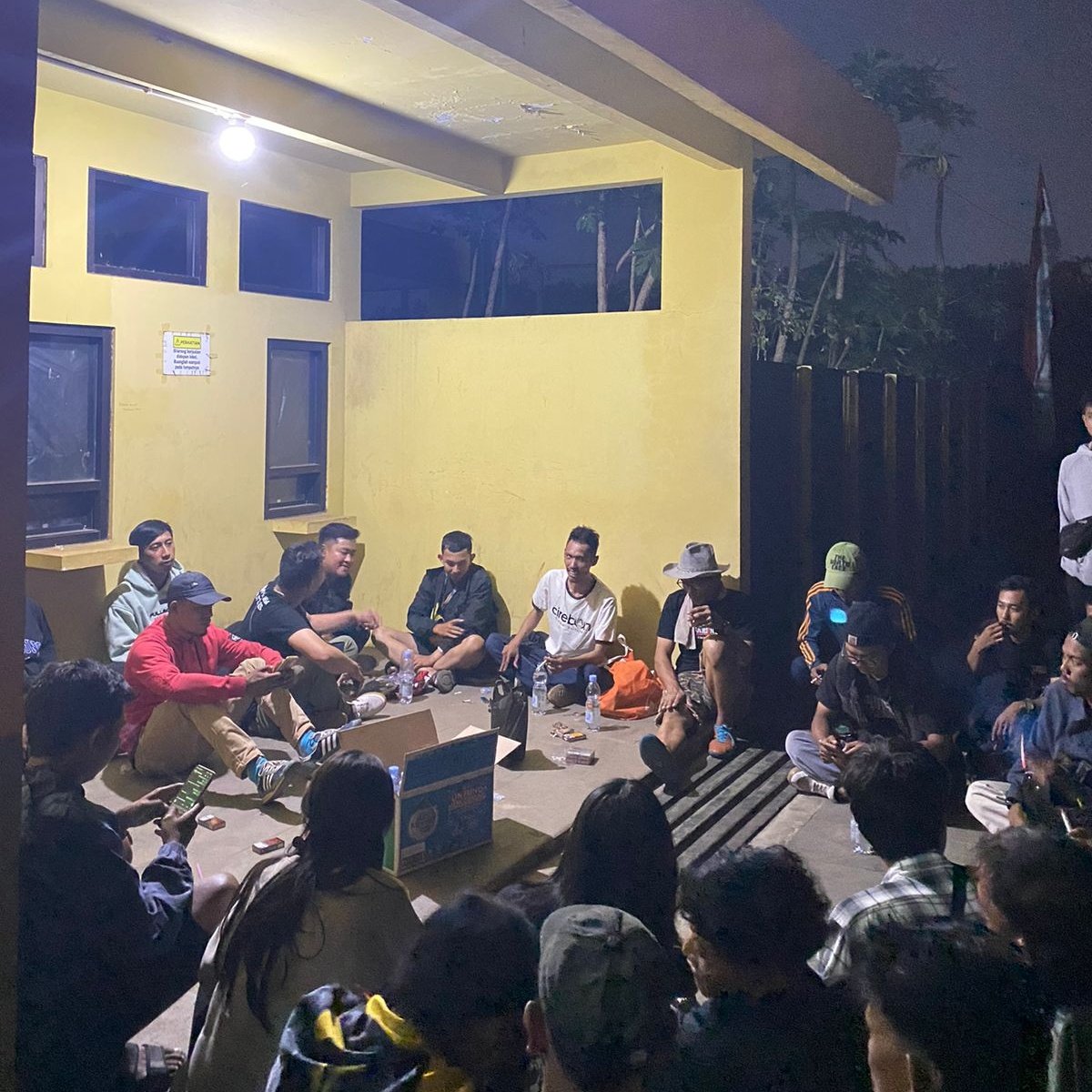 Pak Midun sudah sampai di Cirebon dan akan beristirahat sejenak. Beliau akan melanjutkan perjuangan mencari keadilan menuju Jakarta terkait "tragedi kanjuruhan" Jumat pagi jam 09.00 start stadion Bima Kota Cirebon  <a href="/mlgcollective/">#BersikapJujur</a>