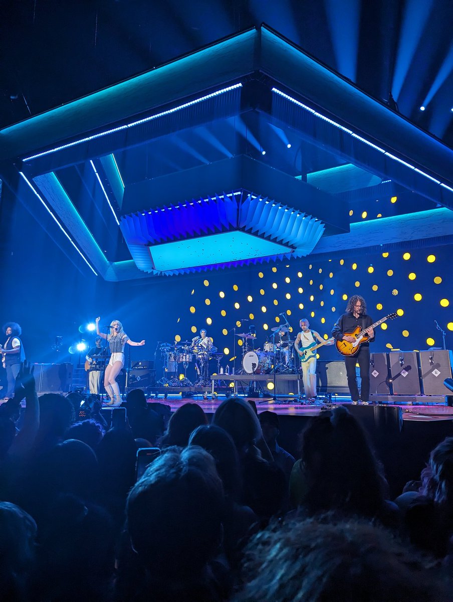 xarveefloresx's tweet photo. โจ @paramore seattle show; thank you for a fun show last night! ๐ซถ๐ฝโจ๐ฅฐ#ParamoreSeattle https://t.co/ufhdGC6UxX