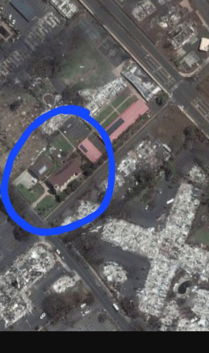 I think Maria Lanakila Catholic Church in Lahaina may have survived the fires... if so would be hard to not use the word miracle... satellite comparisons are attached. #MauiFires #Lahaina