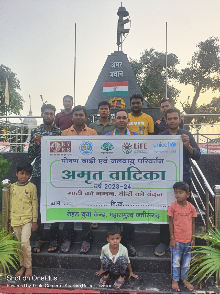 kuberyadumsmd's tweet photo. आज शहीद स्मारक महासमुंद भारतीय सेना में  नायब सूबेदार रहकर माँ भारती की सेवा में स्वर्णिम 26 वर्ष की सेवा देने वाले पूर्व सैनिकश्री युवराज सिंह जी को तिरंगा पटका व श्रीफल भेंटकर अभिनंदन व सम्मान किया।
#MeriMaatiMeraDesh
#VeeronKaVandan
@Nyksindia 
@YASMinistry  @abhisheksinghDP https://t.co/p33E262W7G