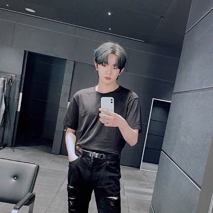 heeseung's mirror selcas in the hybe bathroom >>>
