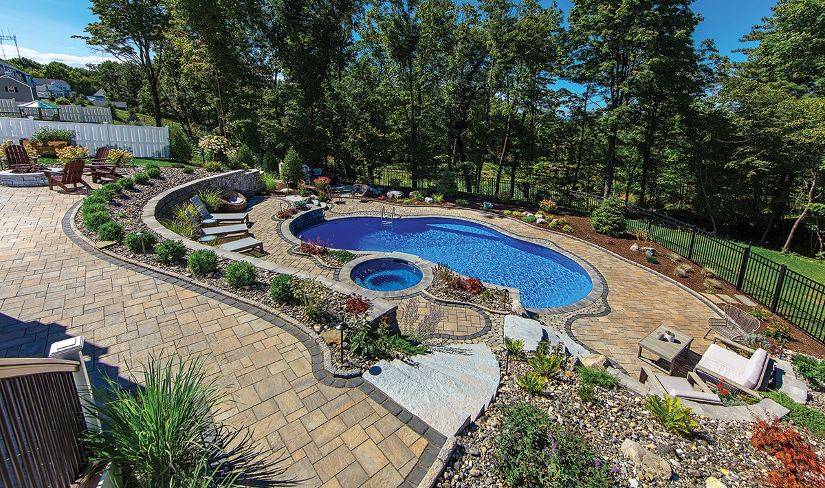 aquamagazine's tweet image. The #PoolOfTheWeek showcases the 2022 #AwardsOfExcellence winners from the @ThePHTA.

This week won 🏆SILVER🏆 in the "Vinyl-Lined Pool" category. Pool by @concordpools in Latham, N.Y.

Decking Material: Blu 60 Paver