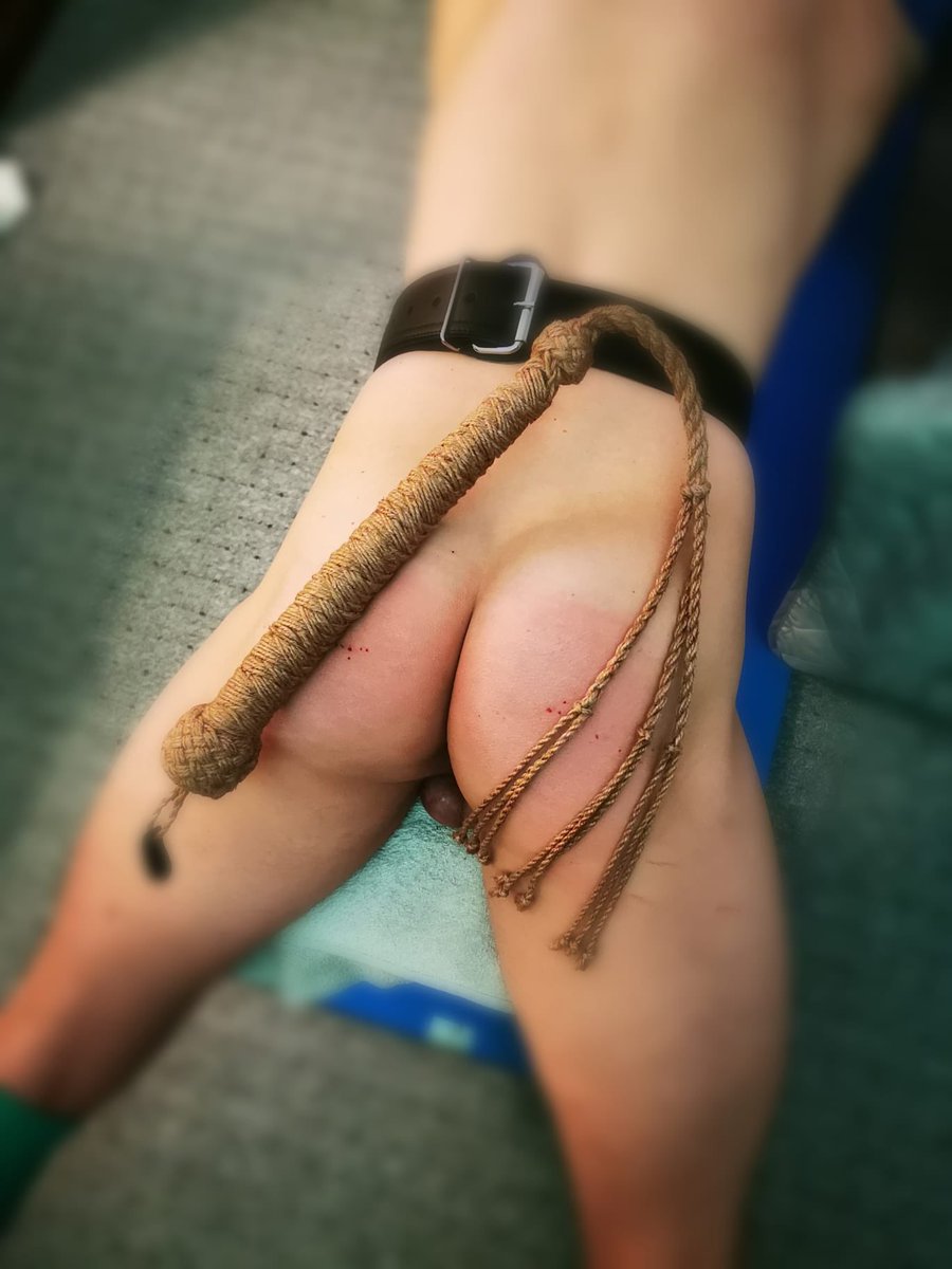 Der Sklave hat es verdient!
The slave deserves it! 
<a href="/MMAsub_1/">MMA_Sub</a>