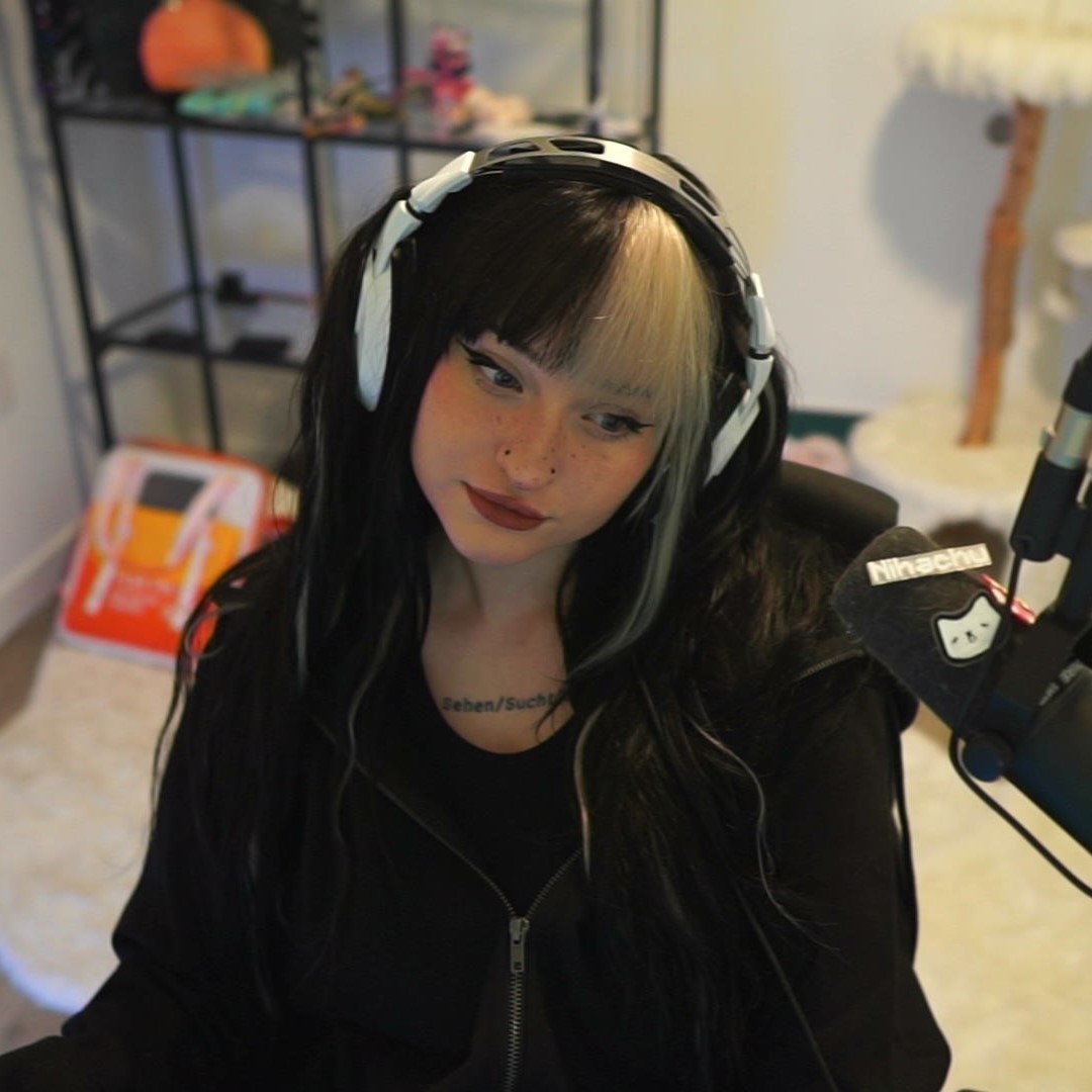 Nihachu's tweet photo. Gnar broke my earbuds so I am back to headset https://t.co/EZy487gH60