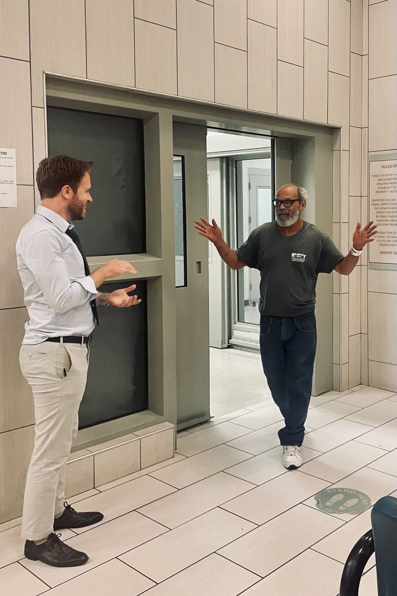JusticeLA_org's tweet photo. Late last night, Jerry Davis was released from prison after 40 years – 14,600 days – incarcerated for a murder he did not commit.

Mr. Davis was spared the death penalty after the jury could not agree on a sentence. Instead, he was sentenced to life in prison.

(1/7) https://t.co/Ux6lph6GBP