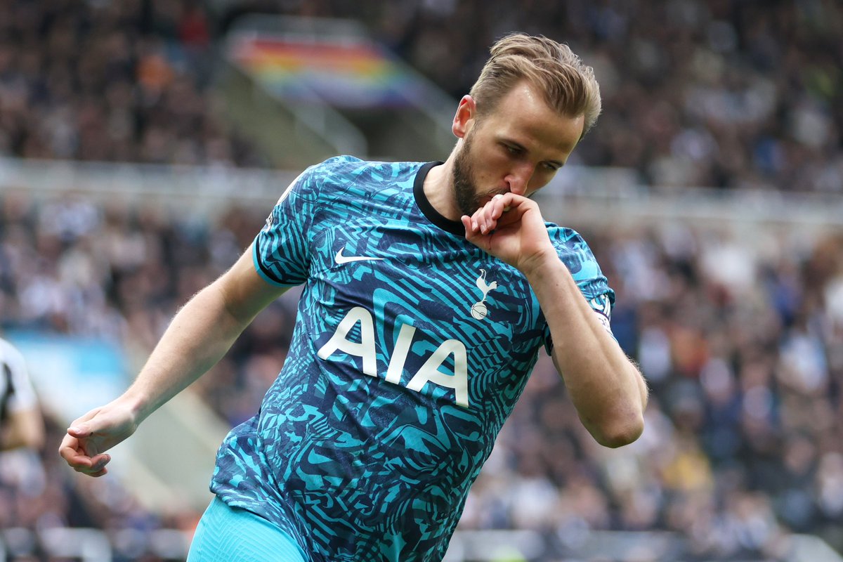 Harry Kane has been given permission to travel complete medical tests ahead of Bayern move 🚨🔴 #Kane Bayern are increasingly confident to get Kane deal done on Friday — as positive final round of talks with player’s camp took place tonight. It’s about final details now.