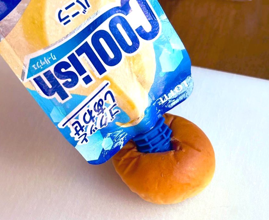 furafurafufu's tweet photo. 【カロリー爆弾】あんぱんアイス

①あんぱんに切れ目を入れる
②クーリッシュを注入
③カロリー爆弾の完成！

ひんやり美味しい夏のスイーツ爆誕
「薄皮つぶあんぱん」など一口サイズのものを使うと、みんなで罪悪感をシェアできてオススメです^^ https://t.co/BOcEQmB37p