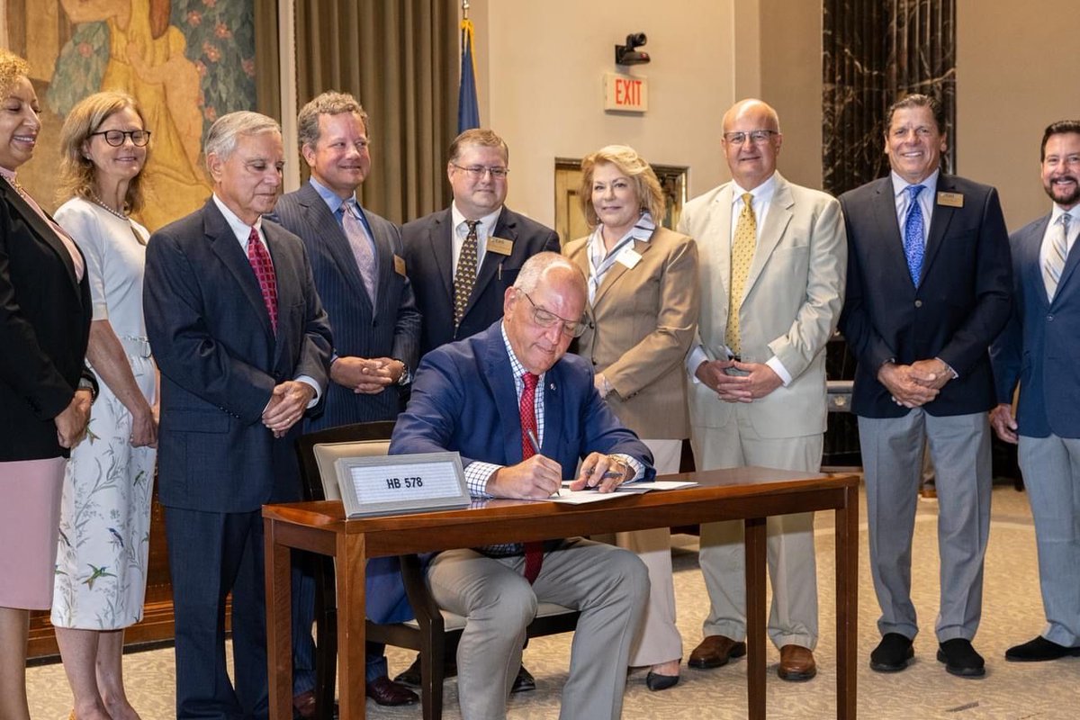 mauticancerfund's tweet photo. 📜✍️ Historic day at the Louisiana State Capitol with Governor Jon Bel Edwards! CAGLA's 3 life-changing bills for Cancer patients are now law: 

1️⃣ HB 435 CAR-T Bill 
2️⃣ SB 200 Cancer Screening Bill 
3️⃣ HB 578 Smoking Cessation Bill 

#CancerCare #CAGLAStrong #NeauxCancer https://t.co/vmN7QRzImN
