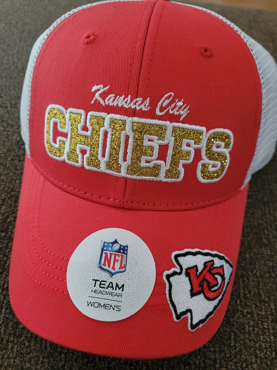 patriciavwells's tweet photo. @jodybaker80, you are the absolute best!! Thanks for sending this NC girl a KC prize! @Chiefs #ChiefsKingdom #ChiefsFanForLife https://t.co/cmnmLBvyO7