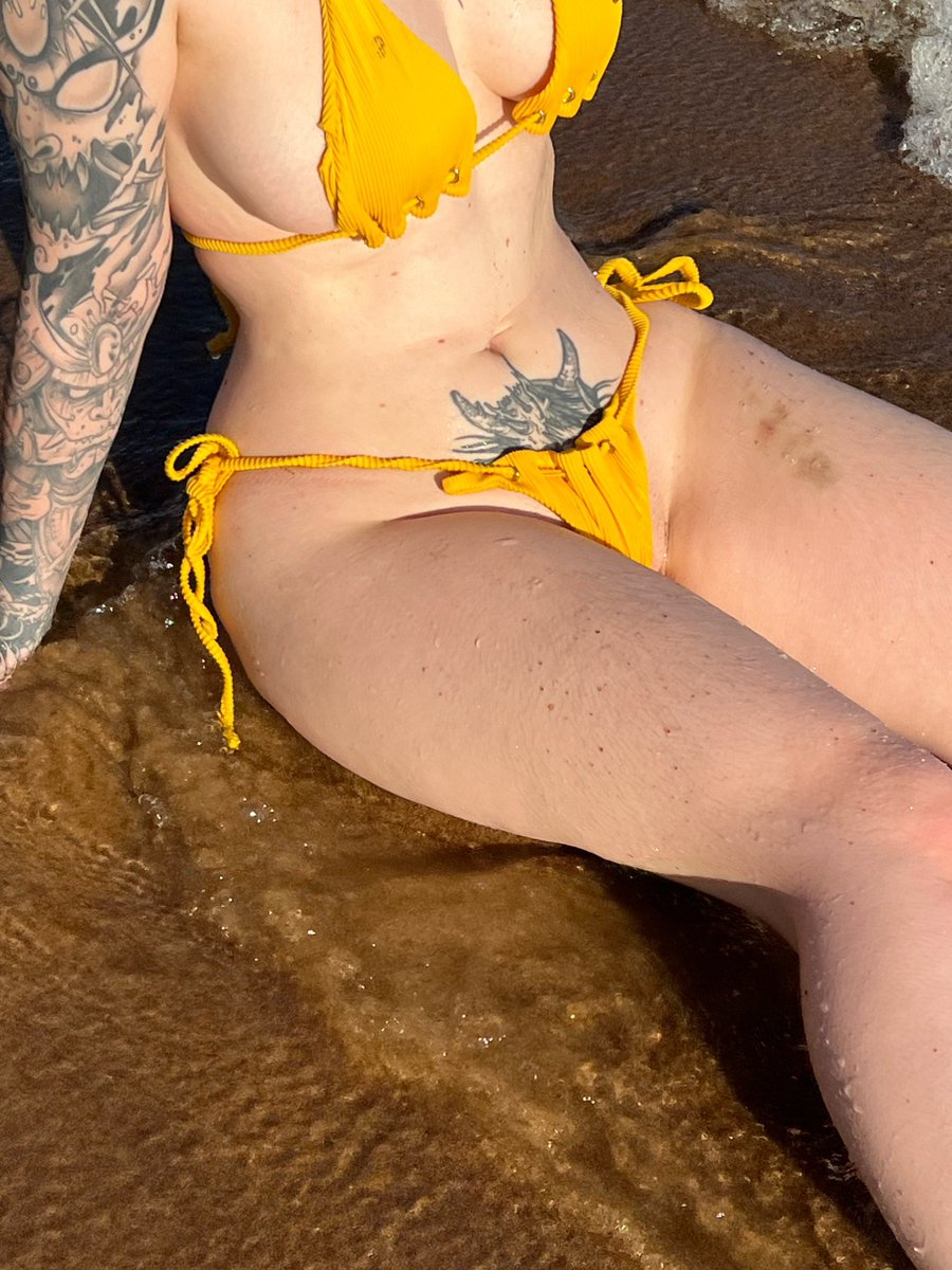 aorta_oh's tweet photo. is my bikini too small?  💛 https://t.co/NLfzF0jZcU
