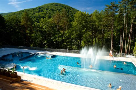 FriendsBaths's tweet photo. Around the world in 80 baths, takes us to Zelena Zaba, #Slovakia. A functionalist #swimmingpool located in forest, 'Green Frog' was designed by architect Bohuslav Fuchs in the 30s. It fell into disrepair but was renovated in 2014/15.
#swim #Europe #architecture #historicpool https://t.co/9bnwgGoHQZ