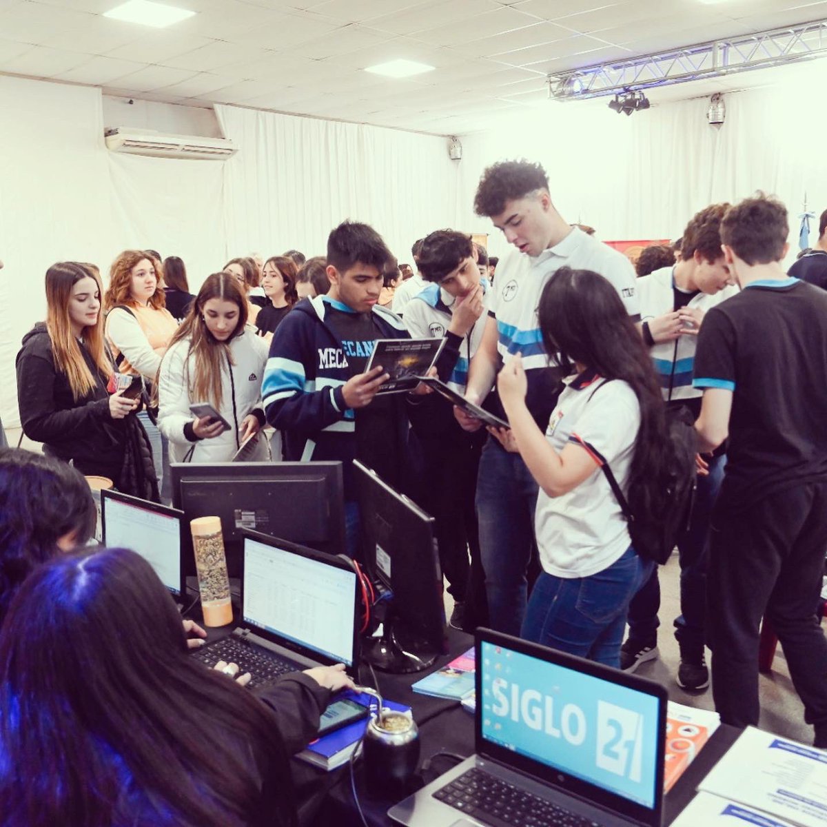 Hoy en la Expocarreras pude contarles a 200 alumnos un poquito más de mi vida y del camino transitado hasta aquí, quise mostrarles que es un camino de esfuerzo, pero que vale la pena vivirlo! Gracias por ser tan generosos y escucharme! Que sean muy exitosos y felices PROMO 2023!