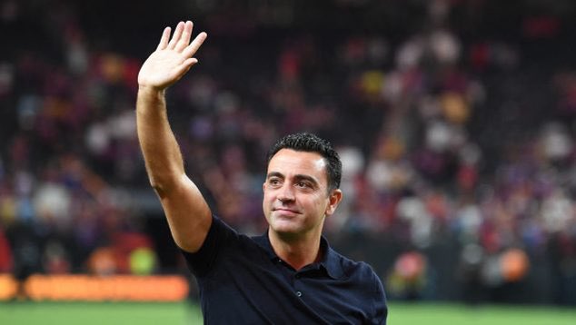 MartinMinan_'s tweet photo. - Puso dinero de su propio bolsillo y perdiendo dinero en salario para venir a un Barça 9no, con medio equipo lesionado, con un pie fuera de Europa, ya prácticamente eliminado de LaLiga y física, táctica y mentalmente destruido.
- Vino a un vestuario desunido, sin normas de conducta y sin entrenamientos serios.
- Cogió a un equipo con una mala preparación física en transcurso, por lo que tienes que modificarla sobre la marcha.
- Se comió el marrón de la eliminación en Champions por empatar 0-0 contra el Benfica jugando con medio equipo lesionado y tras su segundo partido en el Barça.
- Tienes que soportar desde ese 2do partido a toda la caverna de Madrid desestabilizar y meter mierda contra ti.
- Coges a un grupo de futbolistas mentalmente destrozados y desmoralizados, y tienes que levantarlos mientras la propia afición se mete con ellos con apodos como “ter Statuen, Fraude de Jong, Dembulancia, Sergi Romuerto, Error Garcia”
- Fichas a un jugador súper prometedor que estaba rindiendo excelentemente bien como Ferran Torres, y la afición se mete con él desde el segundo 1, creando una ola de odio y una bola de nieve gigante que termina hundiendo al futbolista mentalmente - al punto que tuvo que recibir ayuda psicológica y después “el culpable eres tú porque no rinde”
- El jugador que más cuidaste y trataste te termina clavando un puñal en la espalda, pero por lo menos pudiste sacar 25M por él que es mejor que los €0 que hubieses sacado el año anterior, pero la gente te mete mierda igual
- Levantas a ese equipo que cogiste 9no a la 2da posición pero la gente sólo se queda con que no ganaste LaLiga pese a que cogiste al equipo prácticamente con LaLiga perdida
- Miles de personas te dejan tirado en una eliminatoria en tu propia casa dándoles la entrada a la afición rival
- Invitas a salir a futbolistas con contratos astronómicos, pero ellos se rehusan a salir
- Te roban en 2 partidos consecutivos de Champions en la fase de grupos más dura de los últimos años y para el partido decisivo, no puedes contar con tus 3 centrales porque 2 se lesionaron con sus selecciones y a otro lo lesionó un rival. Pero te tiran mierda igual.
- Ganas la primera Liga en 4 años con la puntuación más alta de esos últimos años pero a la gente le da igual porque ganaste 1-0 varios partidos en los que mereciste marcar muchos más.
- Se te va tu director deportivo de confianza.
- Te exigen ganar absolutamente todo mientras al mismo tiempo te exigen jugar bien Y tener a medio equipo de niños.
- Te desestabilizan en el vestuario con inventos de prensa para poner nerviosos a los jugadores.
- Tienes que competir gastando 3.4M en todo el mercado contra equipos que pueden retocar todo lo que quieran y gastándose 150M-200M.
- Te dicen que quieren a Neymar pero al mismo tiempo que se queden Ansu y Abde y sino “qué malo eres Xavi”
- De por sí no puedes retocar la plantilla como quisieras y cuando bloqueas entradas de jugadores que tú consideras que no aportarán y no ayudarán al Barça en el largo plazo, te tiran mierda.
- Tienes una afición que te trata de quemar todo maquillándolo con “autocrítica”

Xavi PAGÓ para coger al club de su vida en el peor contexto posible para un entrenador y aún así gran parte de la afición le da tira mierda encima. No es autocrítica porque no aportan soluciones realistas. Sólo meten mierda.

Toda la fuerza del mundo Mister.