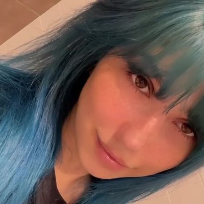 #NuevaFotoDePerfil

No es la mejor foto para anunciarlo pero VUELVO A TENER EL PELO AZUL💙🐬