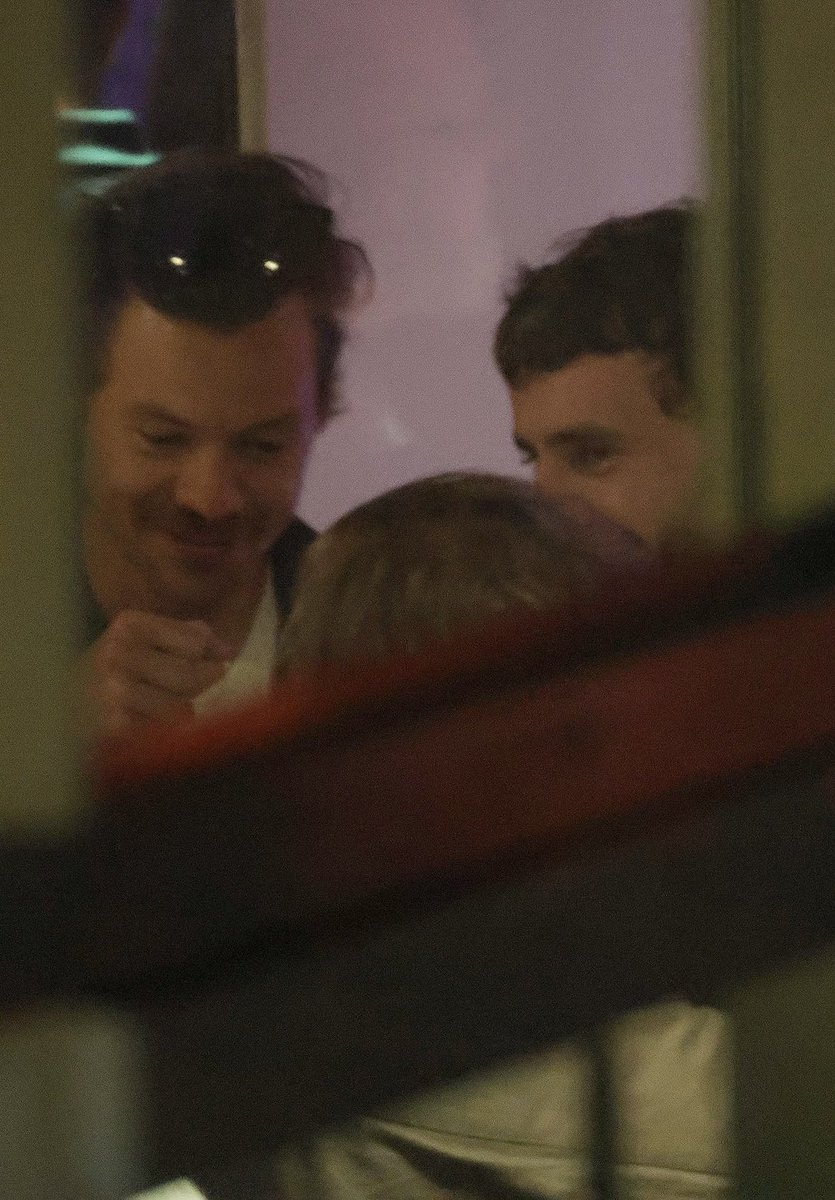bestofmescal's tweet photo. Paul Mescal and Harry Styles spotted in London. https://t.co/QmXjAJ87lu