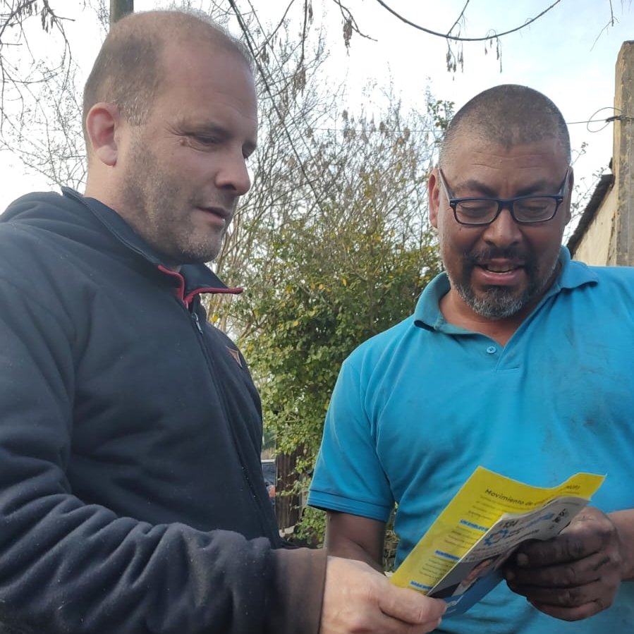 MUPLaPlata's tweet photo. Primero se encontró con Daiana, que trabaja en el kiosco que está pegado al Club San Martin. Quisiera que el municipio la acompañe más en el desarrollo de su negocio. Fabián es mecánico y dice que la seguridad que pregona el intendente no está en los barrios. https://t.co/M23stSJ6bq