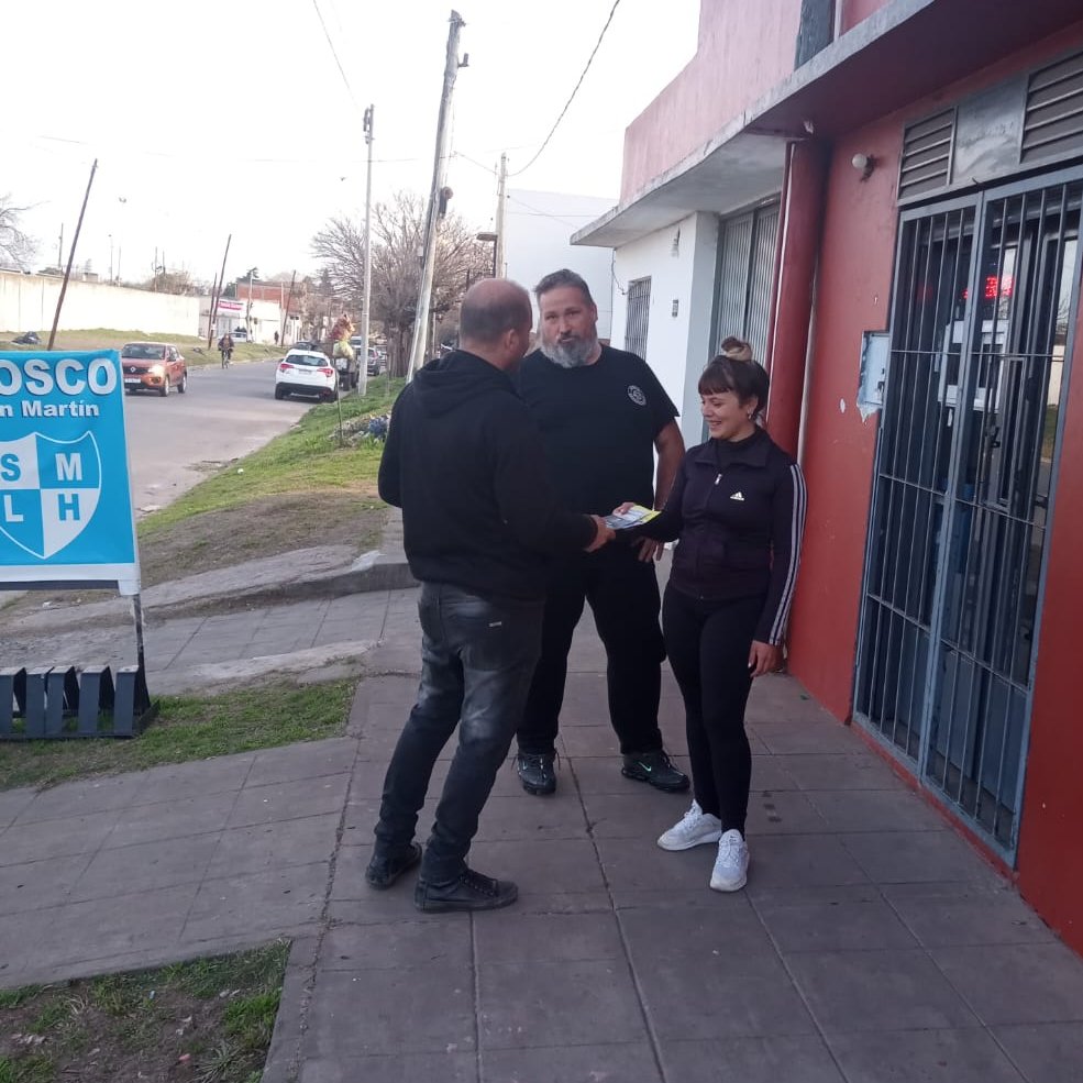 MUPLaPlata's tweet photo. 🔵Nuestro referente en #LosHornos, Diego Guardis, salió a conversar con los vecinos y a repartir la boleta de la #Lista6 de @unionxlapatria, que lo lleva a él como precandidato a concejal y a @GEscuderoLP como precandidato a intendente en nuestra ciudad.

(sigue) https://t.co/sg047HcAl8
