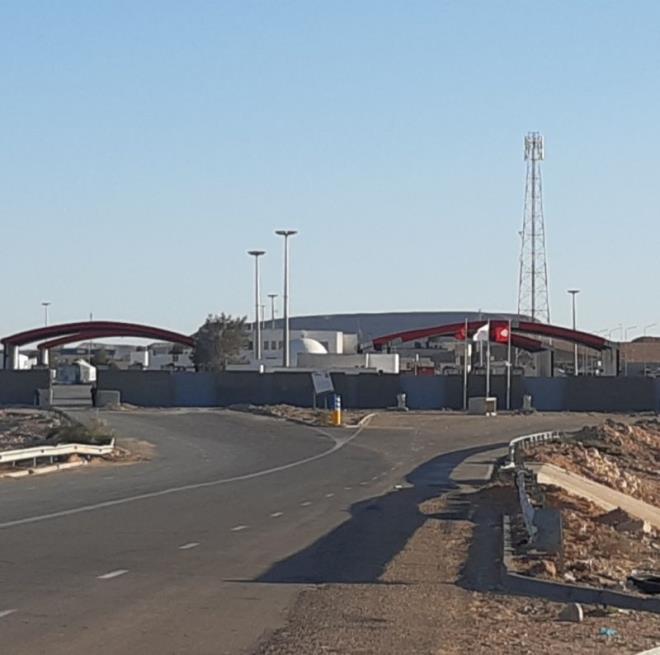 TapNewsAgency's tweet photo. #Tunisia: Traffic at #Dhehiba-#Wazen border crossing stopped Thursday evening without prior notice & by decision of the #Libyan authorities who prevented Libyan cars from entering the country & #Tunisian cars from accessing #Libya, said security source. https://t.co/bEnOoE557N https://t.co/icIGvLRmrg