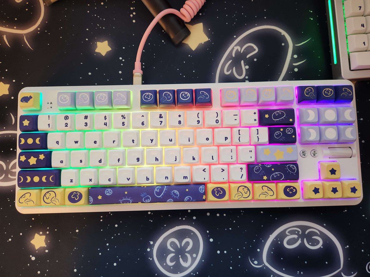 YALL REMEMBER MY KEYCAP SET??? THEYRE COMING TOMORROW!!!
I MIGHT HAVE THEM AT SUMMER FAIR TOMORROW!!!