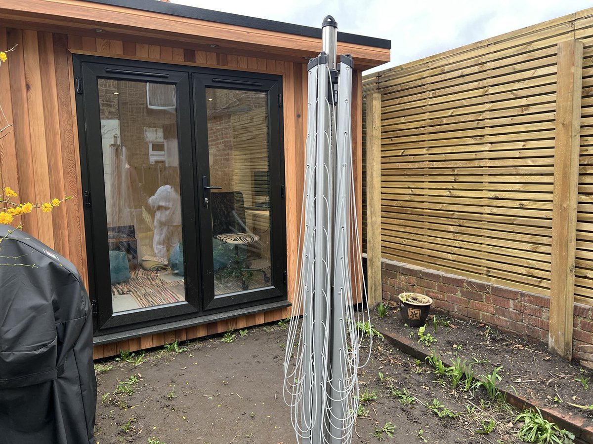 Before and afters of my latest design project in Leytonstone. I loved working on this job as my client was so enthusiastic and excited about the whole thing. I can safely say she is over the moon with the final result! 😊
#GardeningX #GardeningTwitter